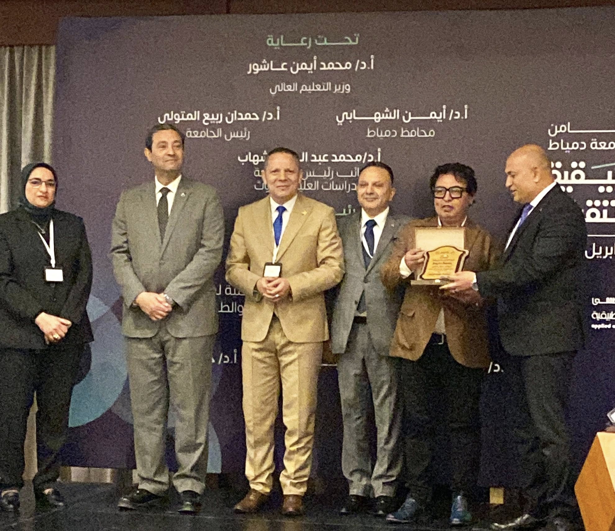 تكريم الفنان والناقد عبدالرازق عكاشة في المؤتمر الثامن بجامعة دمياط