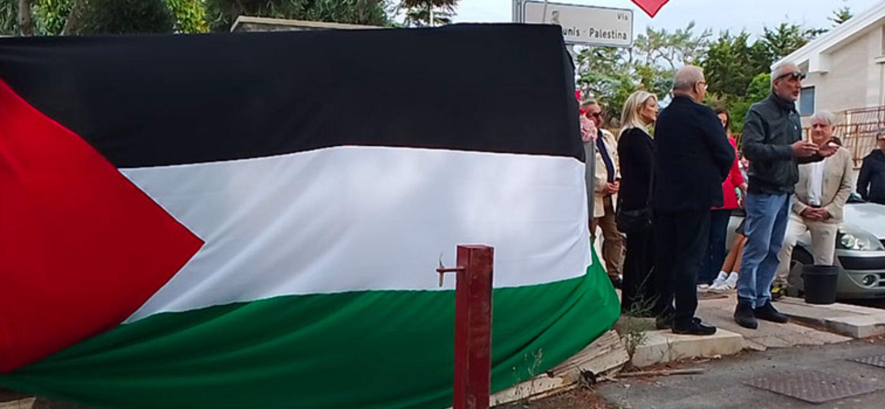 أحييكم من شارع خان يونس في مدينة بيشيليه الإيطالية!