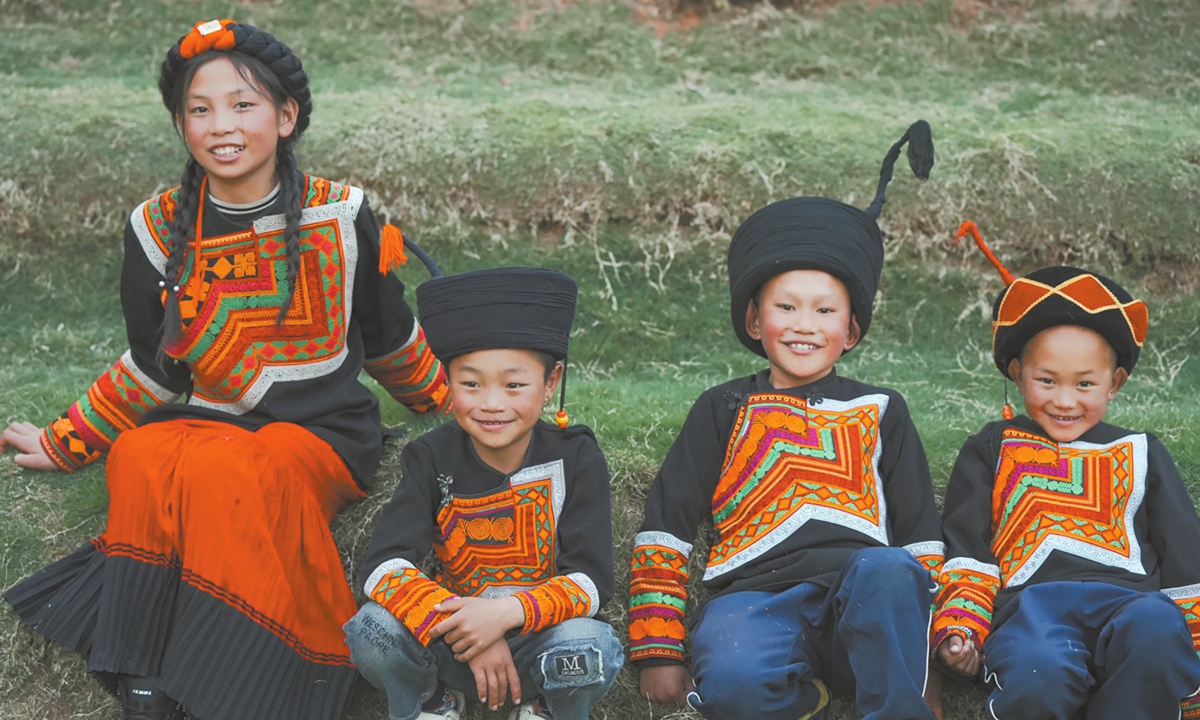 الشاعر جيدي ماجيا يربط بين تراث قومية يي والعالم عبر القصائد