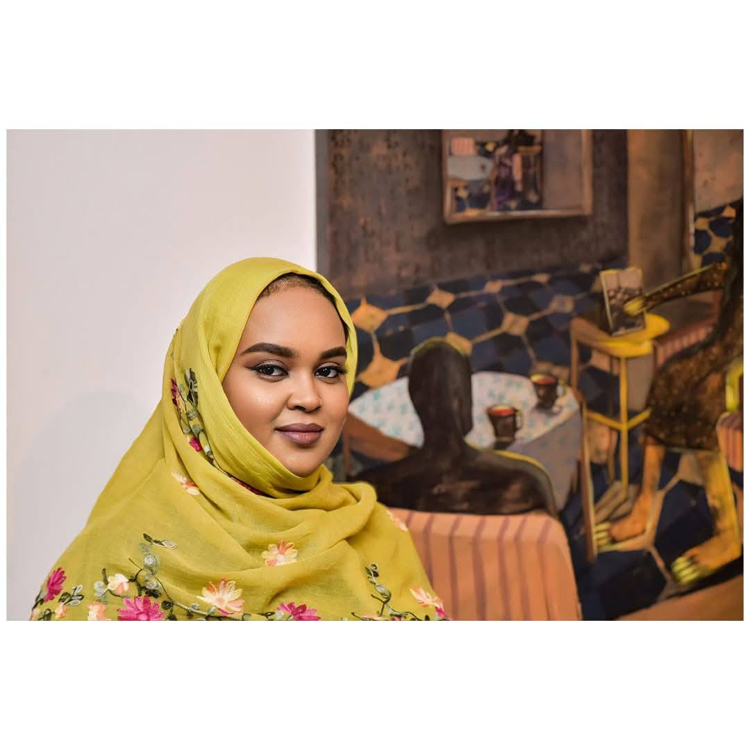 في حضرة التشكيلية السودانية ياسمين عبده: عندما يصير اللون صمتًا ناطقًا ويفرض الضوء عزلته