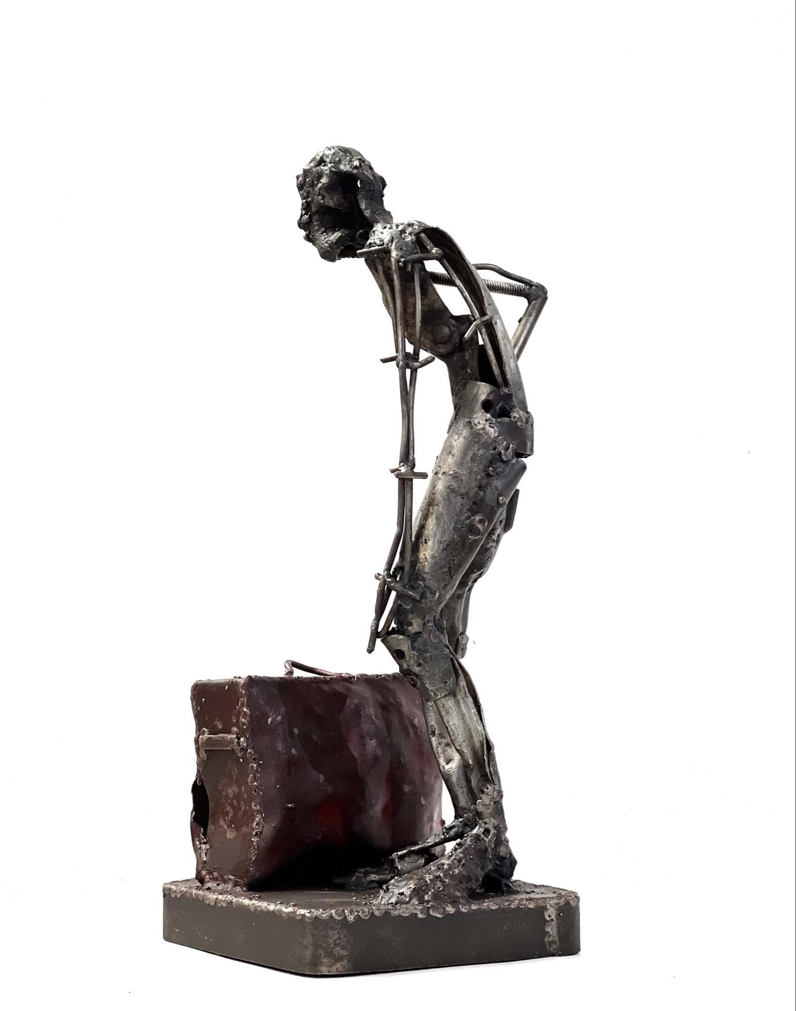 عدلان يوسف: تماثيل من خردة الحديد تنكأ جراحنا