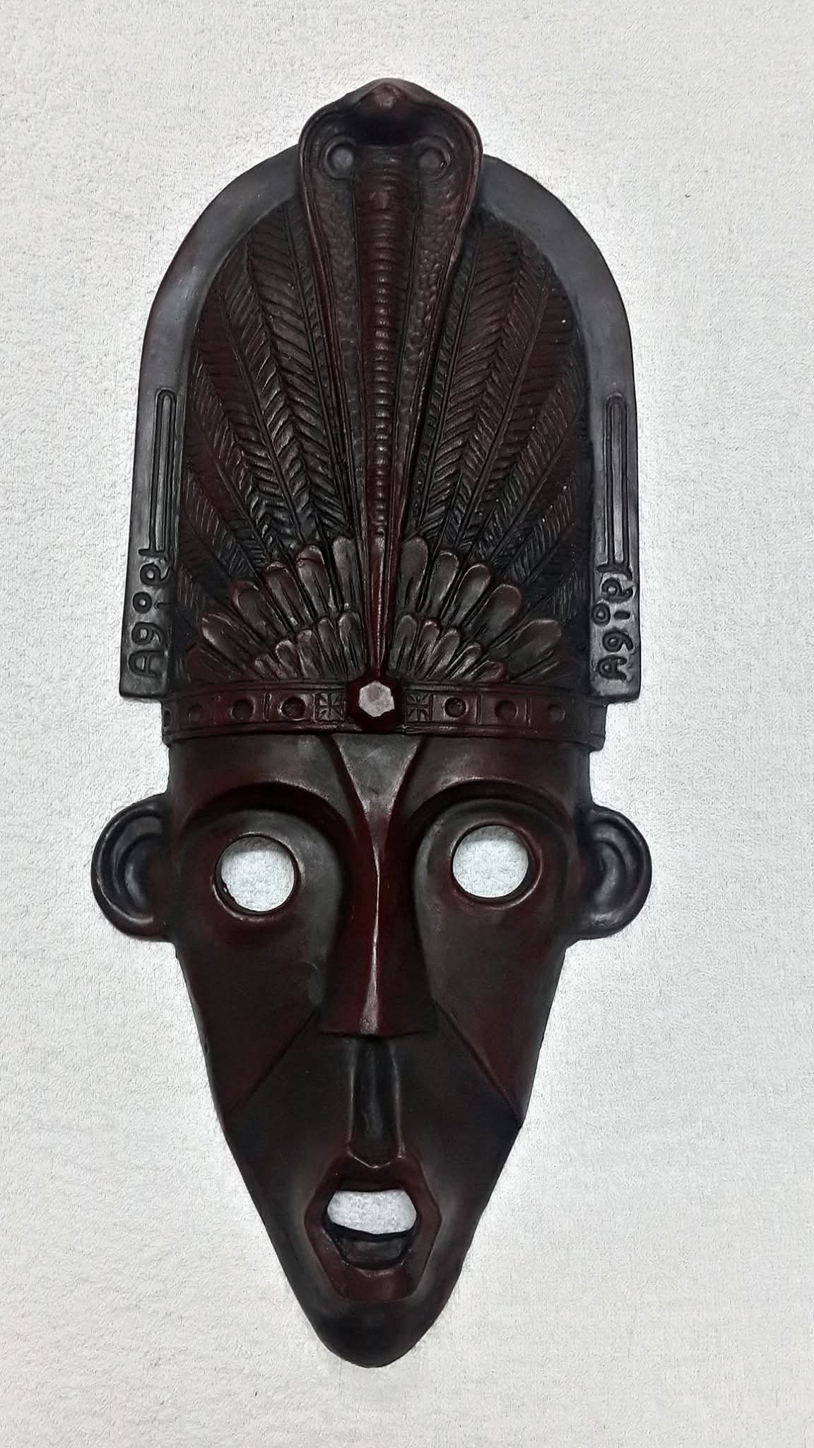 النحات السوداني عجيب يوسف وأقنعته التي تحدق في دواخلنا