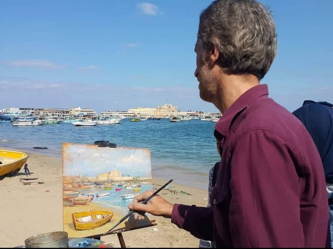 السندباد التشكيلي المصري ياسين حراز: التحليق بجناحي الحرف واللون