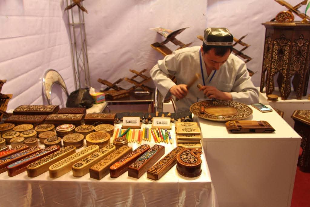 الحرفي الأوزبكي ميرسعيد نجماتوف: محترف النقش اليدوي على الخشب