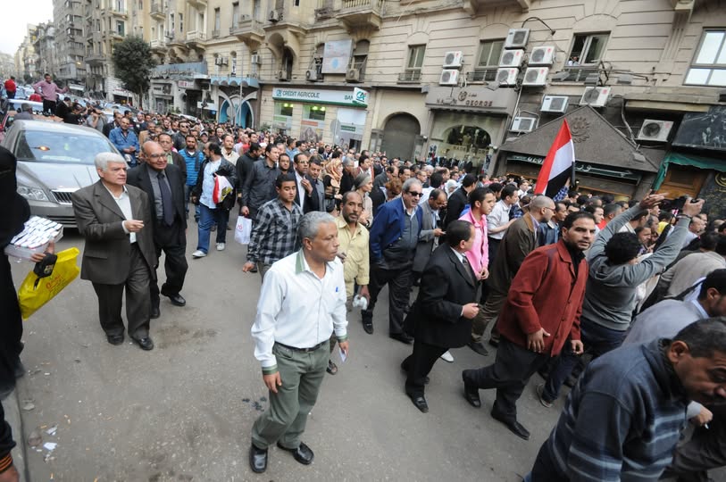 عزمي عبد الوهاب | لا شيء يستوجب الخروج من العزلة (قصيدة)