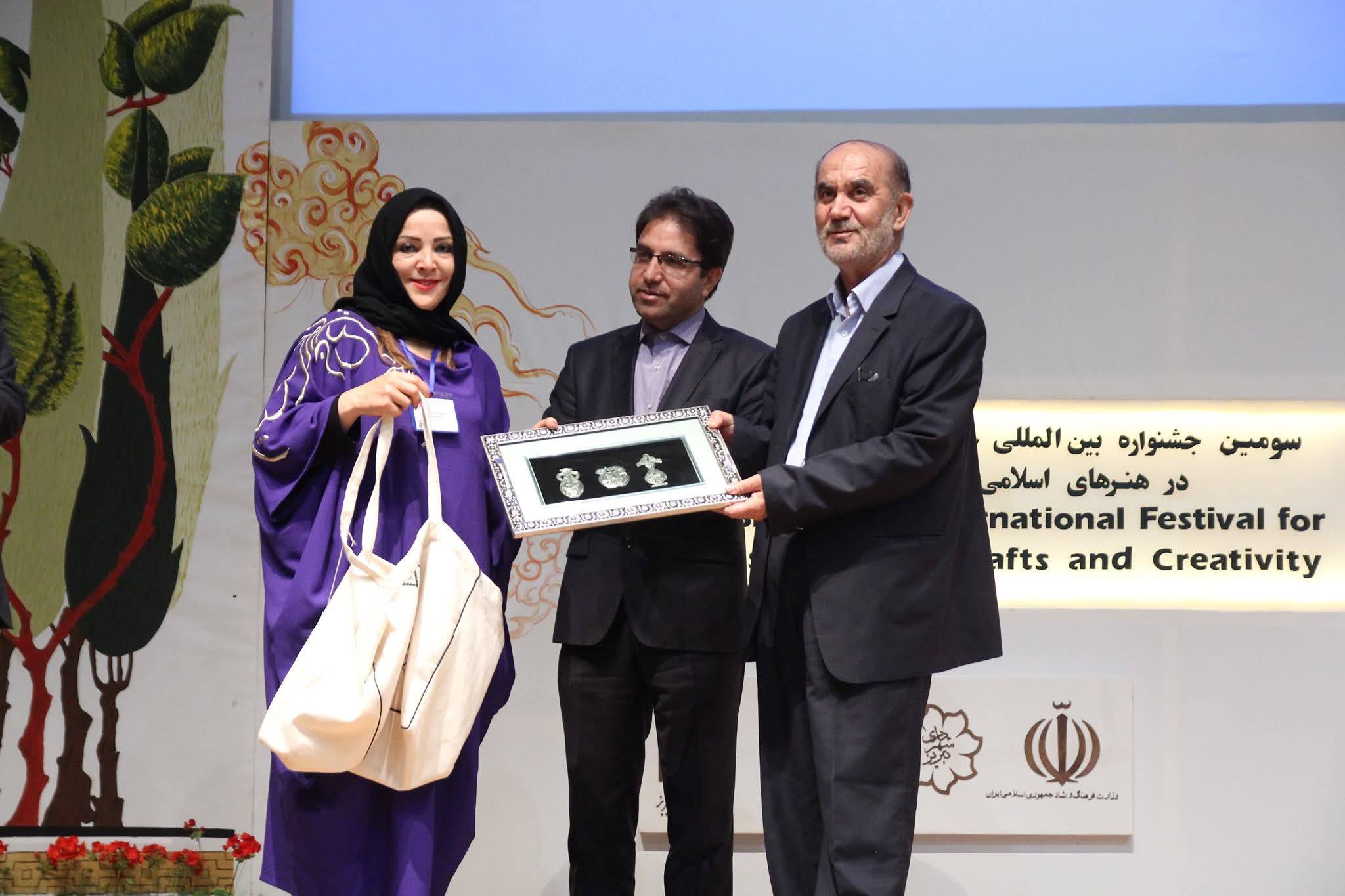 المصممة الحرفية التونسية فدوى ديماسي تفوز بجائزة تبريز الدولية