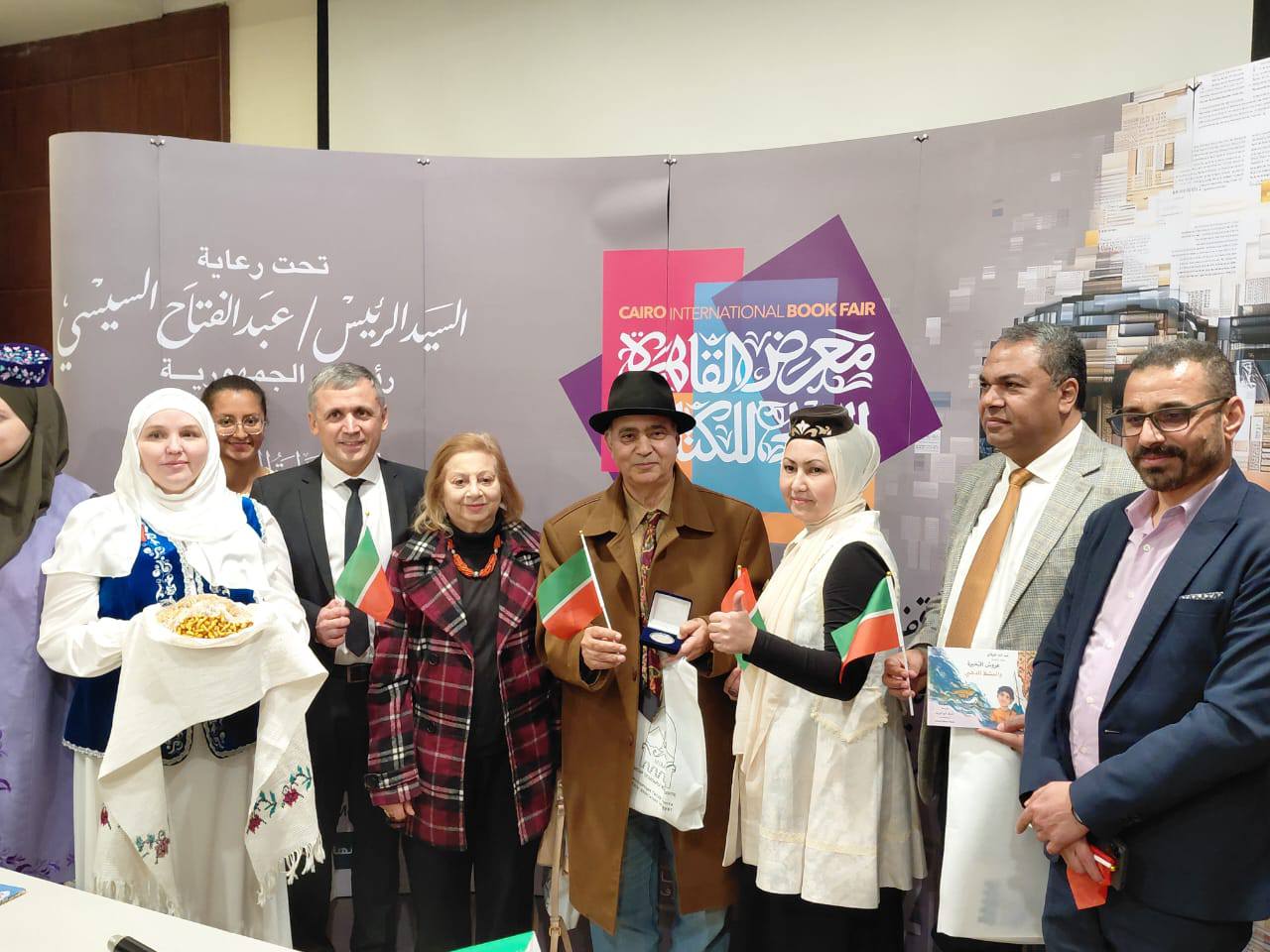 إريك شامجونوف يكرم الدكتور أشرف أبو اليزيد بالميدالية الفضية لمجموعة الرؤية الاستراتيجية «روسيا – العالم الإسلامي»