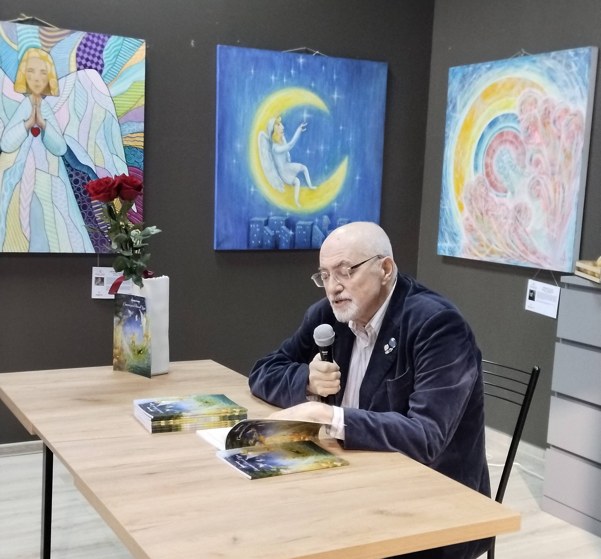 الشاعر إلدار أخادوف بقلب المشهد الثقافي في كراسنويارسك